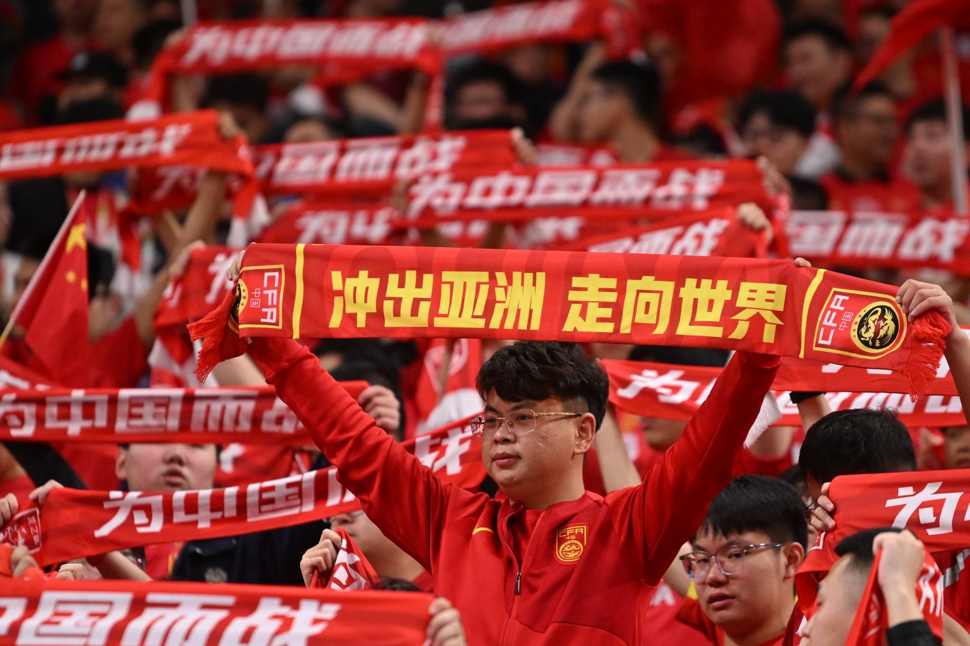 包含国际足坛战绩令人瞩目，中国队实现壮举的词条