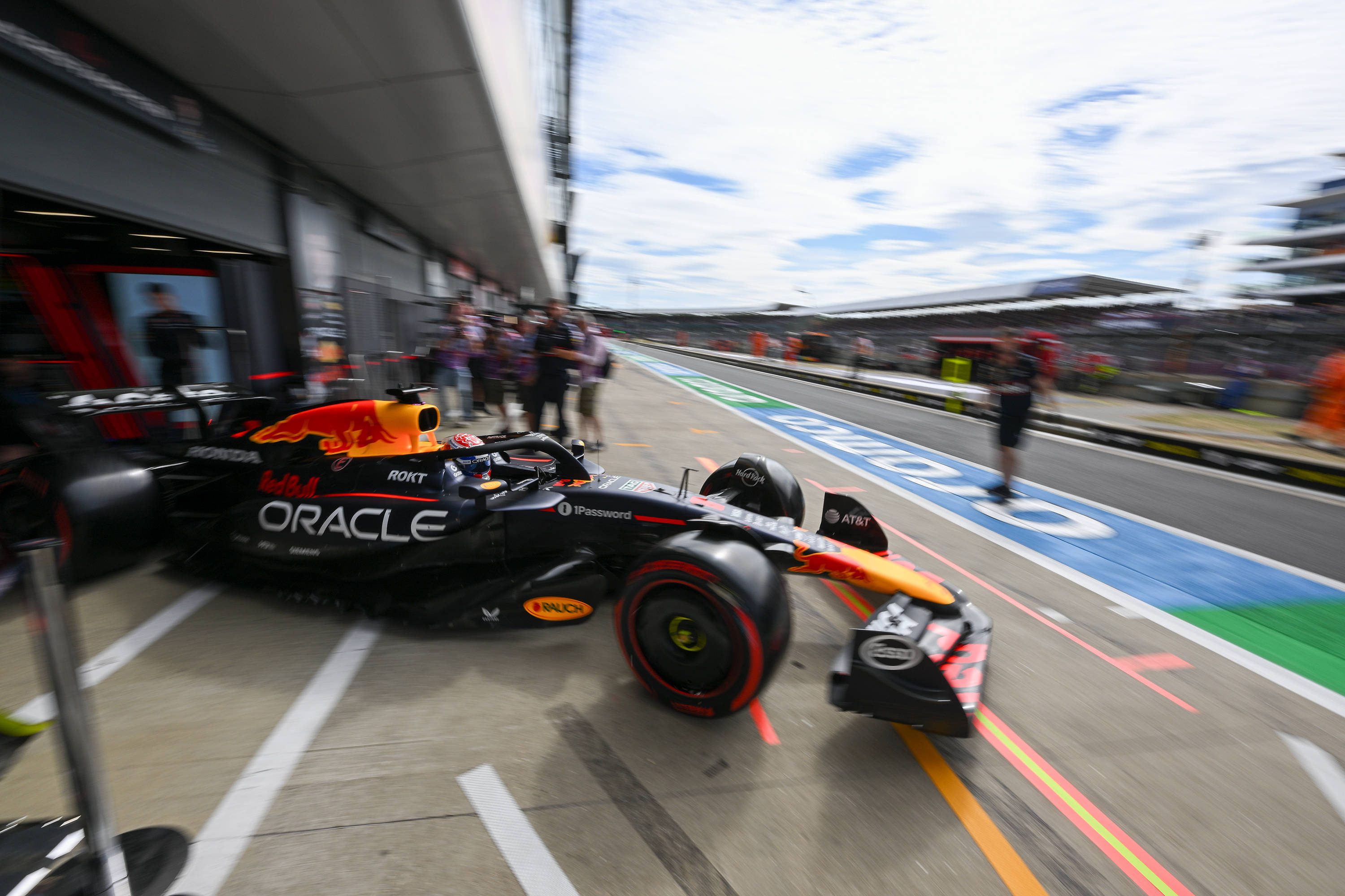 开云体育中国-阿斯顿马丁碾压哈斯车队，维斯塔潘扛起全队