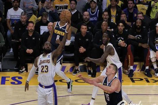 开云体育入口-F1新赛季揭幕战之夜，詹姆斯关键节点连续得分